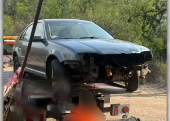 Policías municipales recuperaron un Volkswagen Jetta desmantelado en Rancho Dolores.