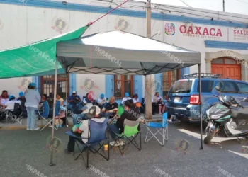 Foto: Adrián Gaytán // Oídos sordos de la burocracia de salud a las protestas de trabajadores con sede en Tlacolula.