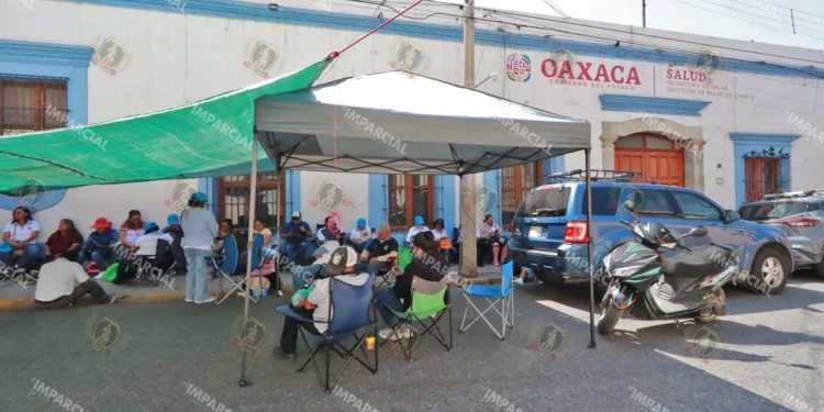 Foto: Adrián Gaytán // Oídos sordos de la burocracia de salud a las protestas de trabajadores con sede en Tlacolula.