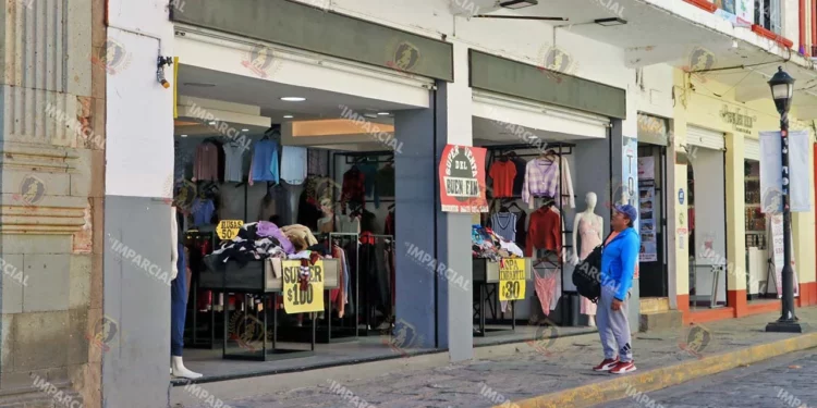 Foto: Adrián Gaytán // Solo una parte de los negocios en el Centro Histórico están regularizados.
