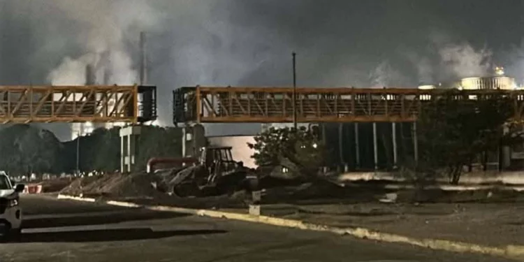 Foto: redes sociales // Infraestructura y equipo carbonizado luego de la explosión de la noche del lunes.
