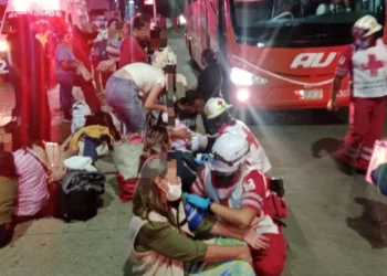 Paramédicos de la Cruz Roja Mexicana brindaron asistencia médica a las 10 personas heridas.