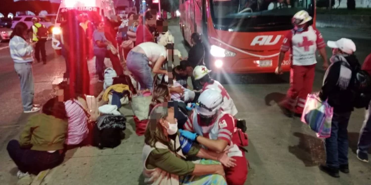 Paramédicos de la Cruz Roja Mexicana brindaron asistencia médica a las 10 personas heridas.