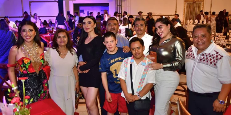 Fotos: Rubén Morales // Moda, mezcal y solidaridad se unieron en “Entre Hilos y Magueyes”, evento realizado a beneficio de la Fundación Corazón Down.