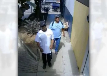 Dos sujetos son buscados tras ser señalados como los responsables del saqueo a la vivienda.