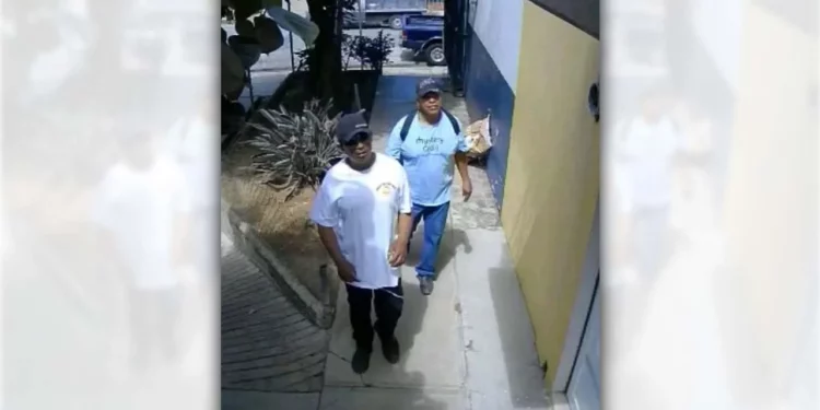 Dos sujetos son buscados tras ser señalados como los responsables del saqueo a la vivienda.