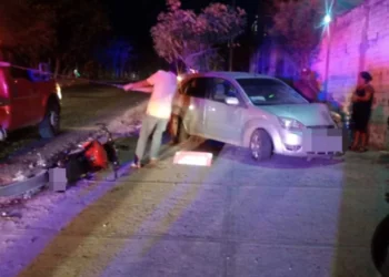 El automóvil Ford Fiesta y la motocicleta Pulsar roja resultaron con daños materiales de consideración.