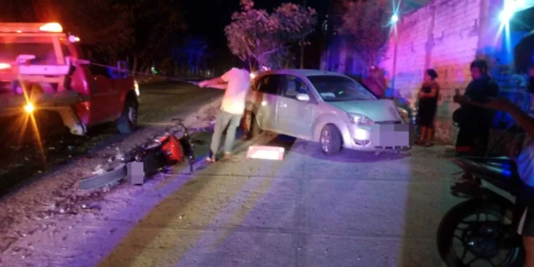 El automóvil Ford Fiesta y la motocicleta Pulsar roja resultaron con daños materiales de consideración.