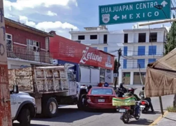 El choque obstruyó por varios minutos el tránsito en el centro de Huajuapan.