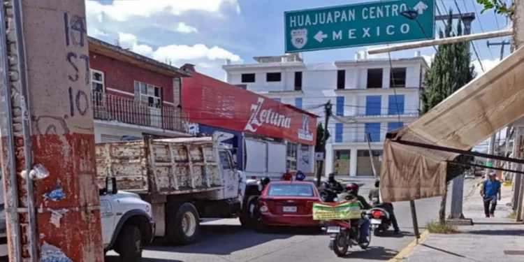 El choque obstruyó por varios minutos el tránsito en el centro de Huajuapan.