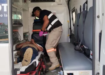 El obrero Wilber D. H. fue auxiliado tardíamente por personal de Protección Civil tras electrocutarse en San Vicente Goola.