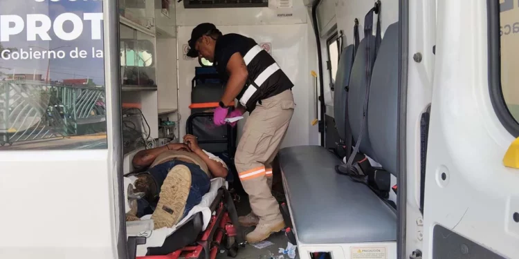 El obrero Wilber D. H. fue auxiliado tardíamente por personal de Protección Civil tras electrocutarse en San Vicente Goola.