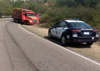 El pesado Torton cargado con madera y la camioneta gris quedaron obstruyendo un carril de la carretera 175.