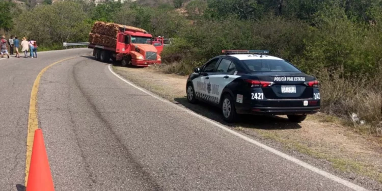 El pesado Torton cargado con madera y la camioneta gris quedaron obstruyendo un carril de la carretera 175.
