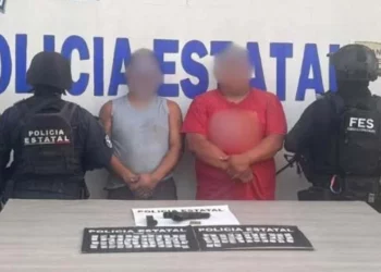 Elementos de la Marina y de la Policía Estatal arrestaron a dos hombres armados y con narcóticos.