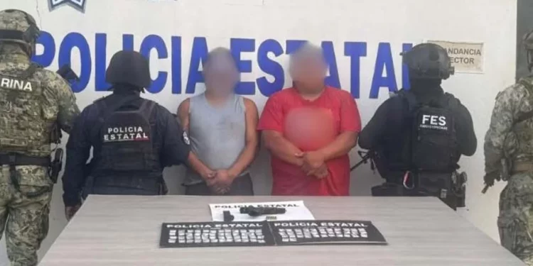 Elementos de la Marina y de la Policía Estatal arrestaron a dos hombres armados y con narcóticos.