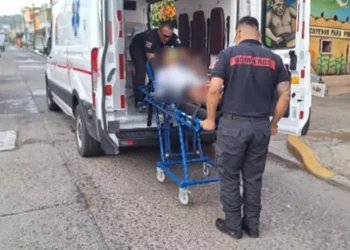 Estabilizaron al joven antes de trasladarlo a una clínica privada para su atención.