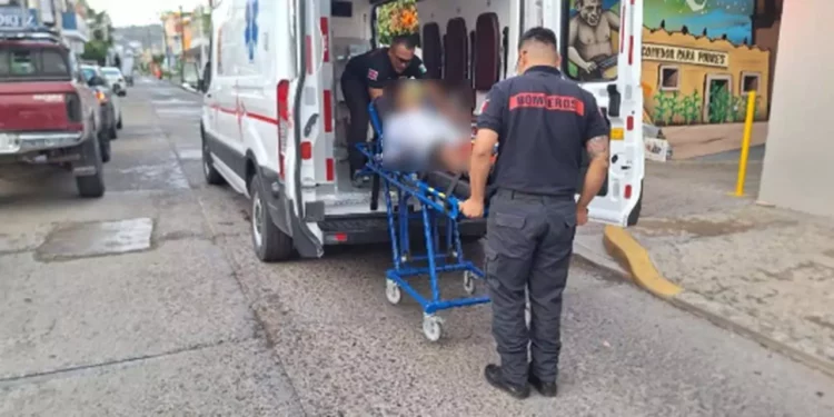 Estabilizaron al joven antes de trasladarlo a una clínica privada para su atención.