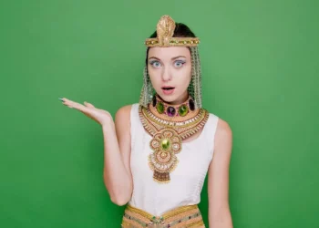 El maquillaje egipcio moderno apuesta por delineados precisos y acabados intensos que resaltan la mirada con un estilo elegante y sofisticado.