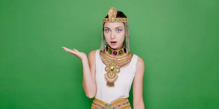 El maquillaje egipcio moderno apuesta por delineados precisos y acabados intensos que resaltan la mirada con un estilo elegante y sofisticado.