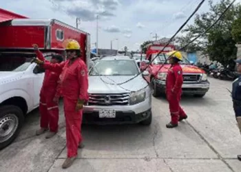La camioneta Nissan NP 300 y la unidad Renault Duster quedaron bajo el cableado eléctrico.