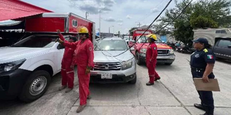 La camioneta Nissan NP 300 y la unidad Renault Duster quedaron bajo el cableado eléctrico.