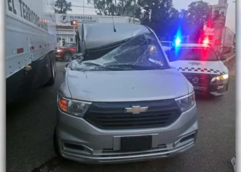 La camioneta Chevrolet Tornado gris de modelo reciente quedó con severos daños materiales.