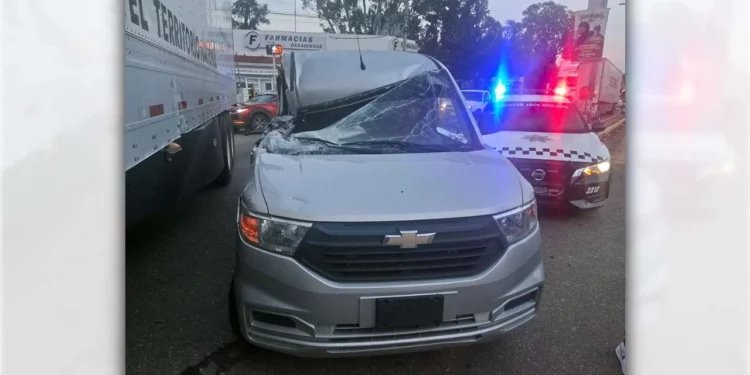 La camioneta Chevrolet Tornado gris de modelo reciente quedó con severos daños materiales.
