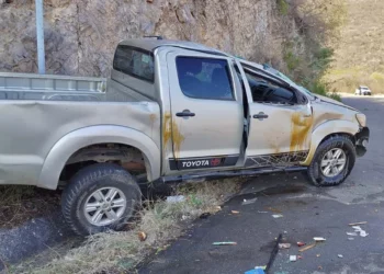 La camioneta Toyota Hilux gris quedó recostada sobre su costado lateral.