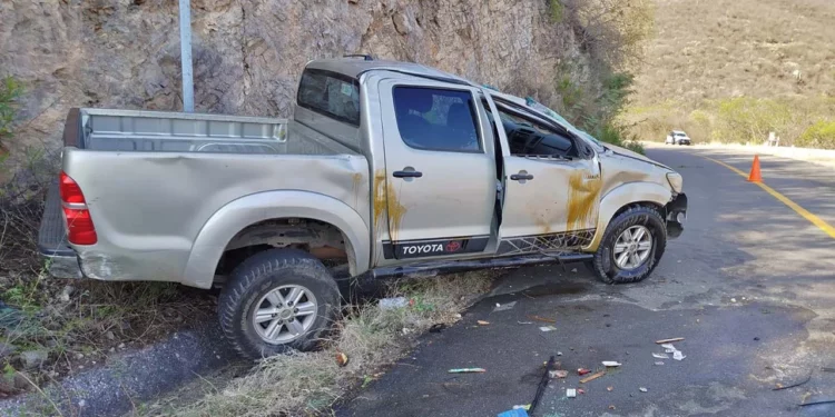La camioneta Toyota Hilux gris quedó recostada sobre su costado lateral.