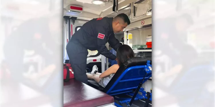 La menor de edad y el joven lesionado fueron atendidos por paramédicos.