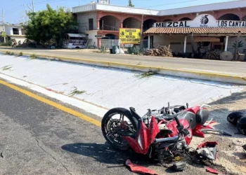 La motocicleta Itálika quedó con daños estructurales tras el presunto choque.