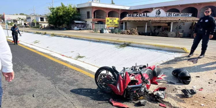 La motocicleta Itálika quedó con daños estructurales tras el presunto choque.