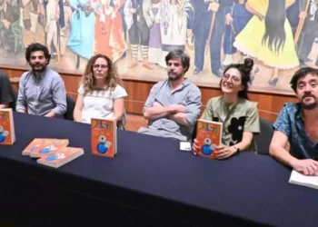 Los autores Gina Jaramillo, Rafael Igartúa y la editora Carolina Herranz durante la presentación de Peloti y el Mundial.