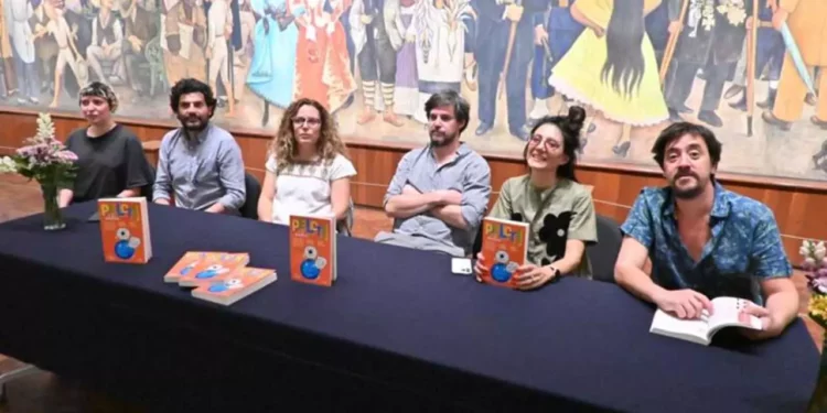 Los autores Gina Jaramillo, Rafael Igartúa y la editora Carolina Herranz durante la presentación de Peloti y el Mundial.