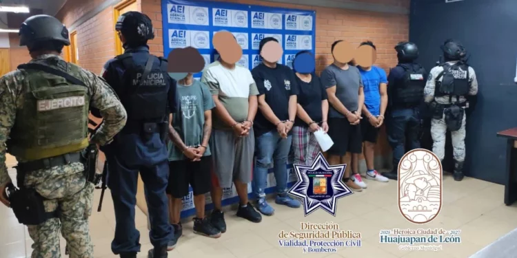 Los seis detenidos fueron capturados por la FGEO mediante un cateo tras desatar la balacera en el tianguis.