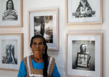 La exposición “Los que se quedaron” reúne fotografías y testimonios que retratan la vida de adultos mayores de Ayoquezco de Aldama.