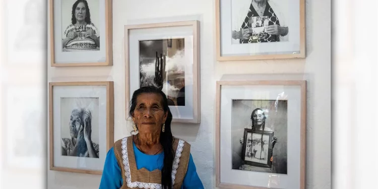 La exposición “Los que se quedaron” reúne fotografías y testimonios que retratan la vida de adultos mayores de Ayoquezco de Aldama.