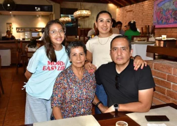 Fotos: Rubén Morales // María Justina Velásquez Mejía celebró sus 70 años acompañada de su familia.