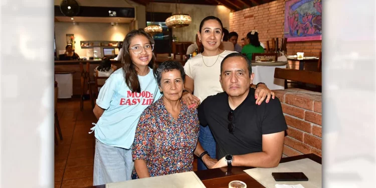 Fotos: Rubén Morales // María Justina Velásquez Mejía celebró sus 70 años acompañada de su familia.