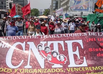 Foto: Agencias // Movilizaciones del magisterio en la ciudad de México y la Verde Antequera como parte del paro nacional.