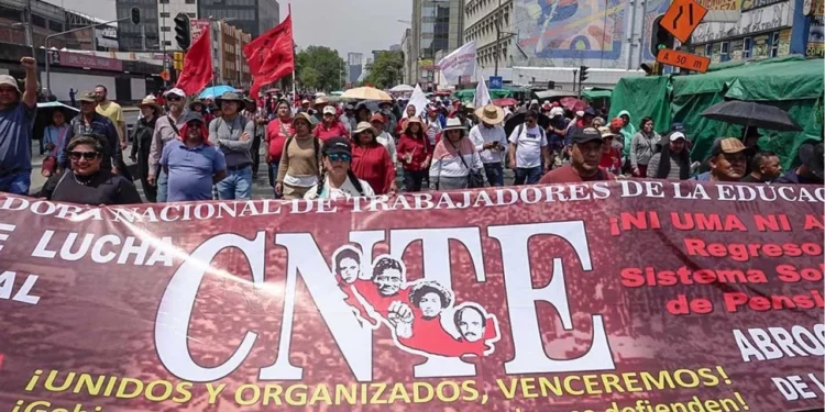 Foto: Agencias // Movilizaciones del magisterio en la ciudad de México y la Verde Antequera como parte del paro nacional.