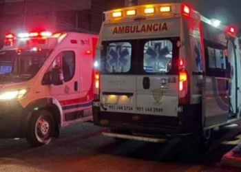 Paramédicos de Tlalixtac y El Tule trabajaron de manera coordinada para estabilizar a los lesionados.