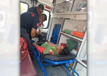 Paramédicos y policías viales atendieron el percance ocurrido sobre la avenida Venustiano Carranza.