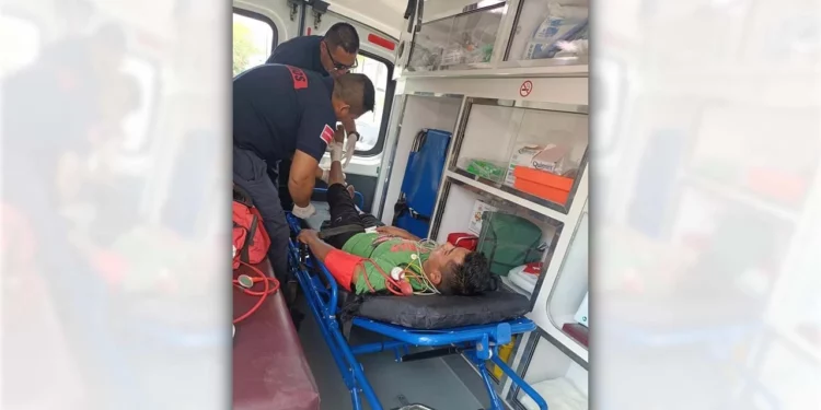 Paramédicos y policías viales atendieron el percance ocurrido sobre la avenida Venustiano Carranza.