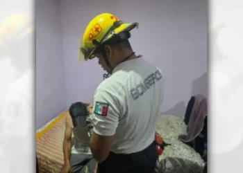 Socorristas auxiliaron al afectado en el segundo piso de la vivienda.