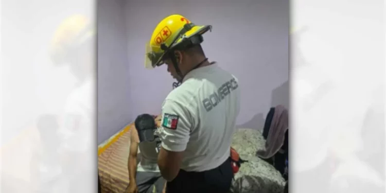 Socorristas auxiliaron al afectado en el segundo piso de la vivienda.