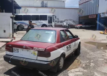 Foto: Adrián Gaytán // Taxis foráneos siguen entrando y saliendo luego de hacer base de manera irregular en estacionamientos del Centro Histórico.