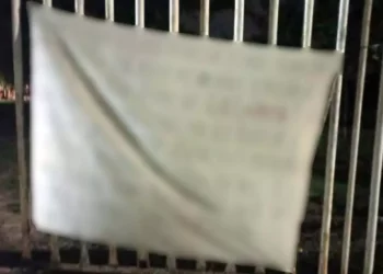 Una de las mantas fue colocada a plena luz del día en el estadio municipal, exponiendo nombres y cifras de dinero.
