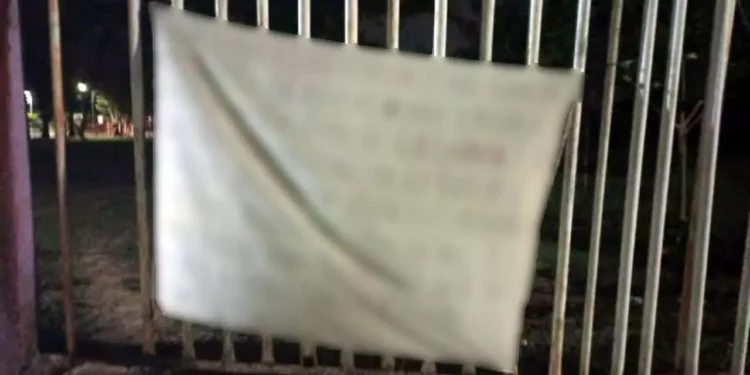 Una de las mantas fue colocada a plena luz del día en el estadio municipal, exponiendo nombres y cifras de dinero.
